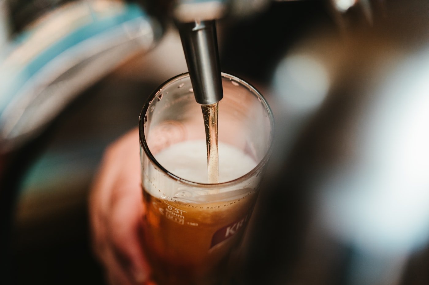 Chope sendo servido num bar atendido pela WMC